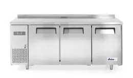 Třídveřový chladicí stůl Kitchen Line HENDI 233382