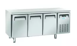 Třídveřový chladicí stůl s postranními skříňkami, GN 1/1